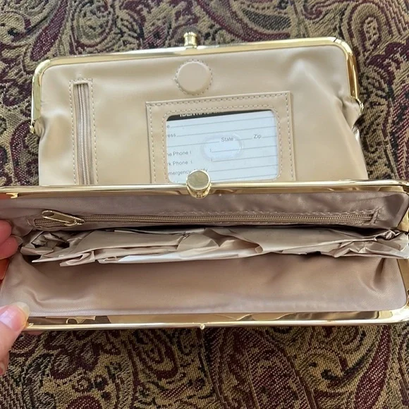 Light gold clutch that is actually functional, lots of space, new - Picture 3 of 6